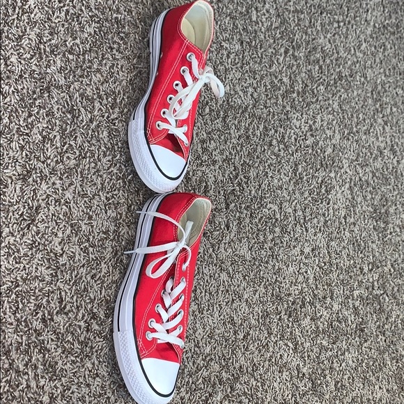 Red converse - Picture 2 of 2